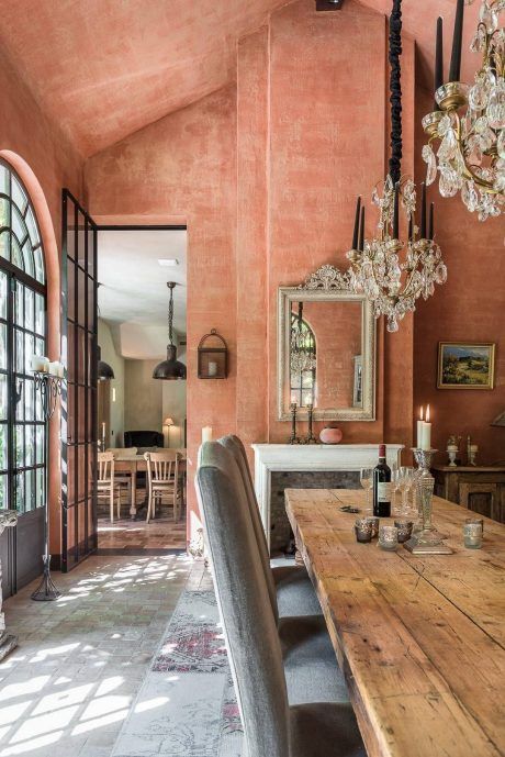 Relaxed terracotta dining room